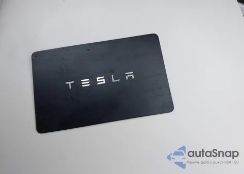 2023 Tesla Model Y Awd/Long Range Dual Motor All-Wheel Drive z USA, uszkodzony, nr VIN 7SAYGDEE0PF689630